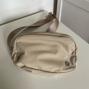 LULUEMON BELT BAG IN TRENCH ***LIGHTLY WORN, EXTENDED STRAP